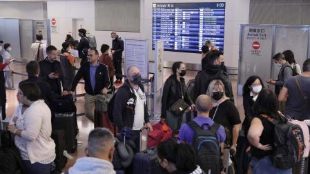 Turistas llegan al Aeropuerto Internacional de Tokio-Haneda