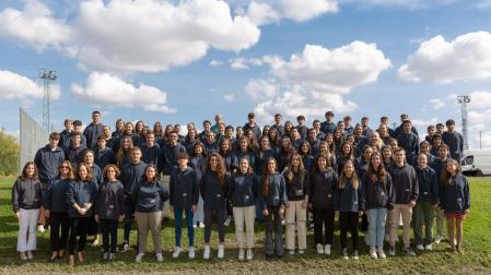 La Universidad de Navarra celebró una jornada de bienvenida para los alumnos del programa en el Polideportivo del centro académico.