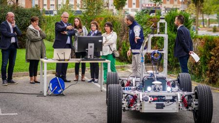 La directora general de Innovación, Agurtzane Martínez, junto al resto de autoridades y responsables de NAITEC, durante la presentación del circuito urbano, enmarcado dentro del proyecto NAVEAC Drive-LAB