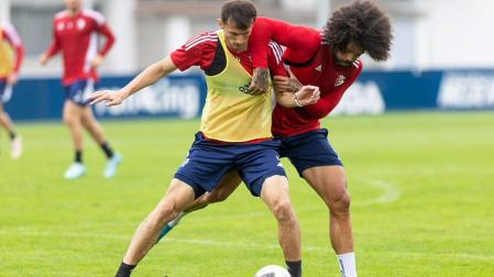 Aridane y Budimir pugnan por el balón durante el entrenamiento en Tajonar de este martes