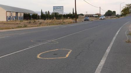 Lugar del accidente donde todavía se ven las marcas del accidente señaladas por la Policía