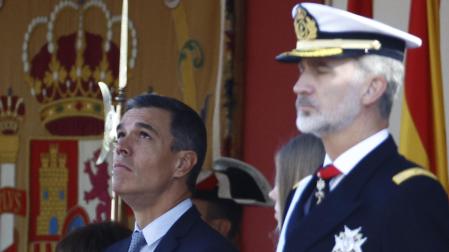 Pedro Sánchez y Felipe VI, durante el desfile