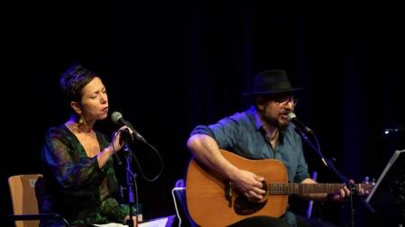 Condestable acoge un recital en euskera de la divulgadora científica Ana Galarraga, con música de Petti.