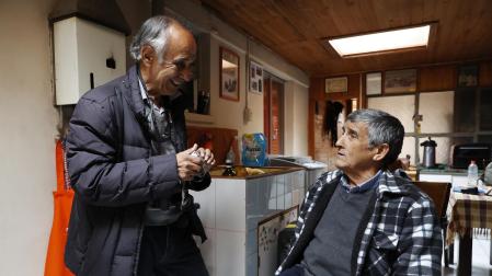 José Bravo, exsuboficial de la Fuerza Aérea de Chile y primer enfermero que atendió a los sobrevivientes de la tragedia de los Andes, habla con Pedro Marchant, investigador del accidente aéreo