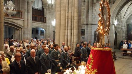 Vecinos y autoridades de Sangüesa y la comarca, durante la misa baturra en Santa María la Real