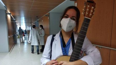 Isabel Laranjeira Gallardo, musicoperapeuta, en los pasillos de San Juan de Dios
