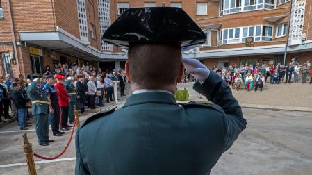 Un guardia civil se cuadra durante el acto oficial que acogió el patio de la casa cuartel de Estella