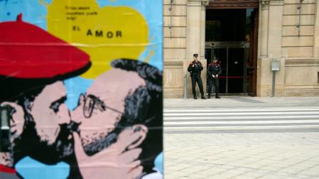 Mural de LKN sobre la Policía Foral, junto al Parlamento de Navarra