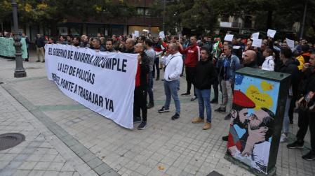 Protesta de los policías forales frente al Parlamento de Navarra