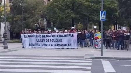 Los agentes recibieron a Remírez con gritos de "consejero, dimisión"