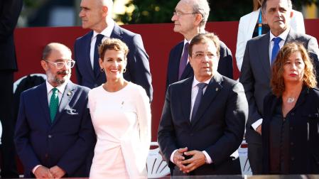 Los presidentes de Aragón, Javier Lambán (i); Navarra, María Chivite  (2i); Extremadura, Guillermo Fernández Vara y Baleares, Francina Armengol (d), en el palco de autoridades durante el desfile del Día de la Fiesta Nacional