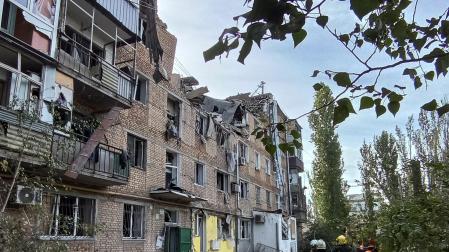 Un edificio de viviendas dañado por los bombardeos rusos en la ciudad ucraniana de Mykolaiv