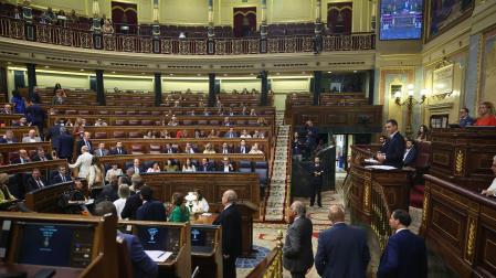 Los diputados de Vox entran al pleno tarde mientras el presidente del Gobierno interviene este jueves en la sesión plenaria en el Congreso de los Diputados