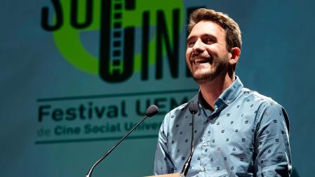 Javier Celay, ganador del mejor documental realizado por docentes y personal de administración y servicios, tras recoger el premio por 'Txori Maitea'