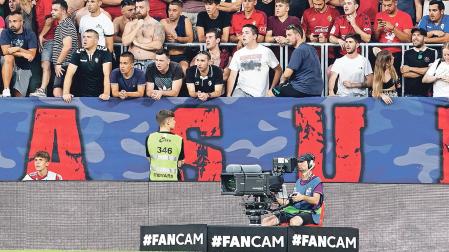 Un operador de cámara a pie del césped de El Sadar, en un partido jugado esta temporada