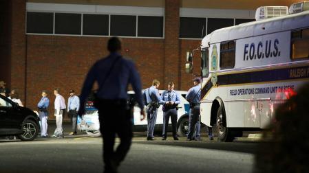 Agentes de Policía tras el tiroteo en la ciudad de Raleigh