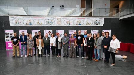 Miembros de la asociación organizadorade la exposición, el ABC que Salva Vidas, junto a los parlamentarios