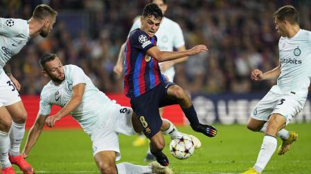 Pedri trata de marcharse de cuatro rivales del Inter de Milán durante el choque de Champions en el Spotify Camp Nou