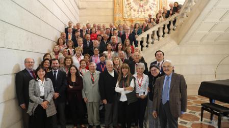 Los participantes en el 50 aniversario del PGLA posan en el hall de rectorado de la Universidad de Navarra