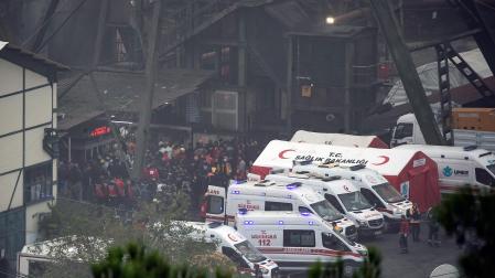 Ambulancias, en el exterior de la mina de carbón en Amasra, en Turquía, donde ha ocurrido la explosión