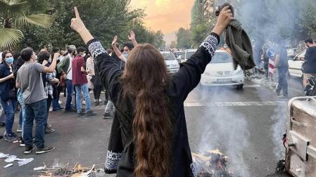 Una mujer iraní protesta en la calle por la muerte de Mahsa Amini