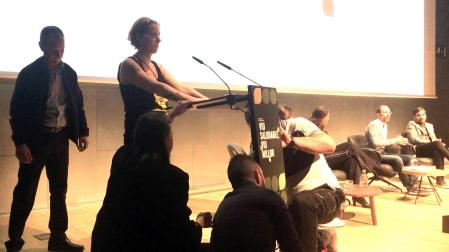 Una activista de Animal Rebellion interrumpe en un acto en Barcelona con la alcaldesa Ada Colau y los ministros Alberto Garzón y Yolanda Díaz