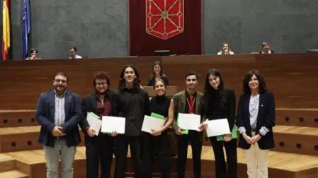 Los estudiantes del IES Navarro Villoslada, equipo ganador del torneo, posan con el presidente del Parlamento, Unai Hualde, y la vicerrectora Begoña Pérez Eransus