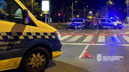 El vehículo perseguido acabó chocando contra dos vehículos policiales, que habían sido colocados en V en el cruce de la avenida del Ejército con Pío XII para frenar su peligroso recorrido por las calles de Pamplona