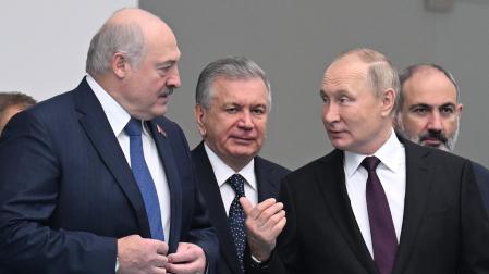 El presidente ruso, Vladimir Putin, habla con el presidente bielorruso, Alexander Lukashenko, delante del presidente de Uzbekistán, Shavkat Mirziyoyev, y el primer ministro armenio, Nikol Pashinyan, en la reunión del Consejo de Jefes de Estado de la CEI (Comunidad de Estados Independientes)