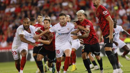 Los jugadores del Sevilla Ivan Rakitic (c) y Marcao (i) pelean la posicición con varios jugadores del Mallorca