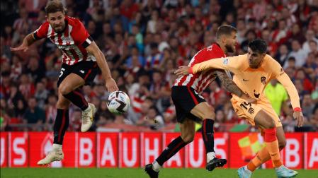 Yeray Alvarez e Iñigo Martínez en acción frente a Álvaro Morata
