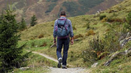 Un hombre, andando por un camino
