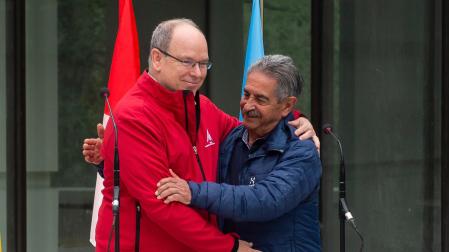 El príncipe Alberto de Mónaco, junto al presidente de Cantabria, Miguel Ángel Revilla (d), durante su visita, este domingo, al Centro de Arte Rupestre de la localiad cántabra de Puente Viesgo
