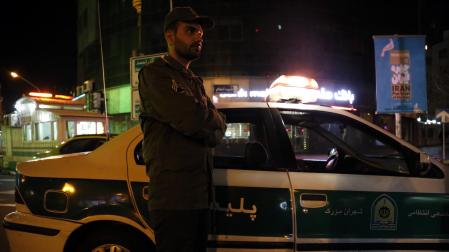 Un agente de la Policía en Teherán, Irán