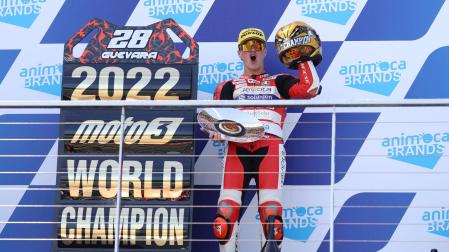 El piloto español Izan Guevara celebra el título de Campeón del Mundo de Moto3