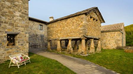 Hórreo del siglo XV, situado en el término de Epároz, en el valle de Urraúl Alto