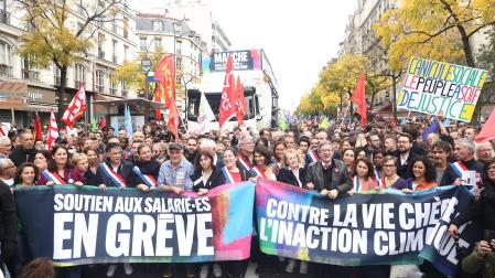 Protesta en París organizada por la Francia Insumisa (LFI) de Jean-Luc Mélenchon y apoyada por el resto de fuerzas de izquierdas y por personalidades como la premio Nobel de Literatura Annie Érnaux