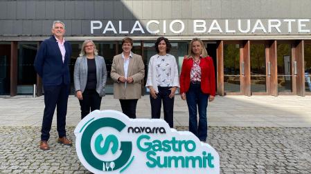 Carlos Adín, director del Servicio de Desarrollo de Competencias Profesionales del SNE,
Eloisa Cristo, directora comercial de Navarra Televisión, Ana Elizalde, concejala de Turismo del Ayuntamiento de Pamplona, Natalia Bellostas, directora gerente de INTIA, y 
Ana Beriain, presidenta de la Asociación de Hostelería y Turismo de Navarra