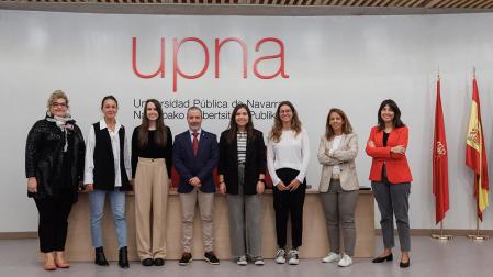 Finalistas, ganadora y jurado del premio del Grado en Enfermería. De izda. a dcha., Paula Escalada (jurado), Nerea Gurucharri y Elisabeth Marín (finalistas), Javier Fernández Montalvo (decano), Sara Martínez (finalista), Paula Baeza (ganadora), Nely Soto y María Jesús Pumar (ambas, miembros del jurado)