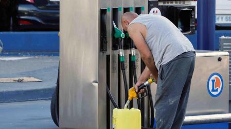 Un hombre, en una gasolinera de Francia