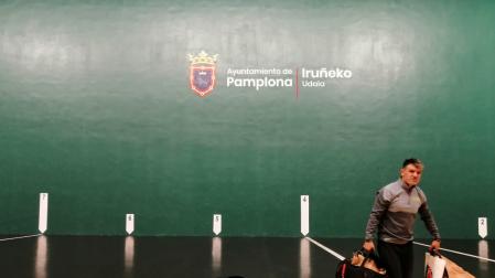 José Ángel Balanza recoge el material esta mañana en el Labrit.