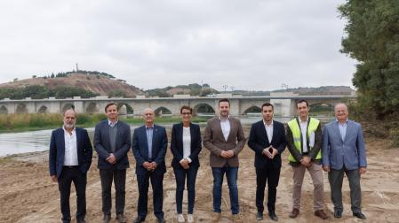 Visita al renovado puente sobre el río Ebro en Tudela. Pie de foto al final de la noticia.