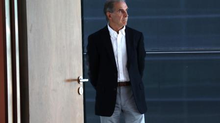 Gregorio Anchutegui, director gerente del SNS, antes de intervenir en el Parlamento