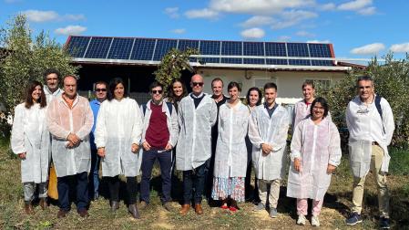 Miembros del proyecto Biofood en las instalaciones de Biosasun, junto con la directora general de Industria, Uxue Itoiz, la directora del servicio de Proyectos estratégicos S4, Delia Sola, la técnica de CEIN, Bárbara Fernández de Manzanos y el responsable de Biosasun, Eusebio Gaínza
