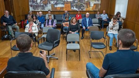 Asistentes a la reunión a la que estaban citados los vecinos y vecinas de la zona centro