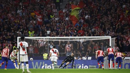 Falcao dispara a su izquierda con Grbic venciéndose al lado contrario en el penalti que dio el empate en el escuento al Rayo