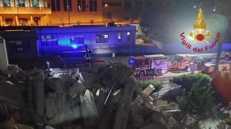 Bomberos de Cagliari inspeccionan la zona tras el derrumbe del Aula Magna de la universidad de la ciudad.