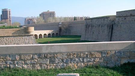 Monolito en la Vuelta del Castillo de Pamplona