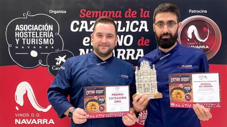 Los ganadores, del Bar Ulzama, con su galardón