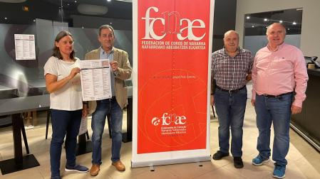 El presidente de la FCNAE, Carlos Gorricho, y Natalia Herce, en representación de Medicusmundi, así como miembros de la Junta directiva de FCNAE en la presentación del Ciclo Coral Internacional